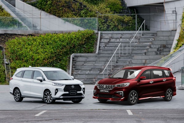 Tài chính 700 triệu Suzuki Ertiga Hybrid và Toyota Veloz Cross mua xe nào?