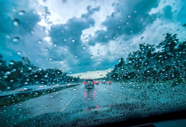 Kinh nghiệm lái xe trời mưa cho các bác tài