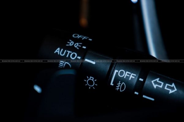 Đèn pha hướng dẫn tự động trên Suzuki Ertiga Hybrid là gì?