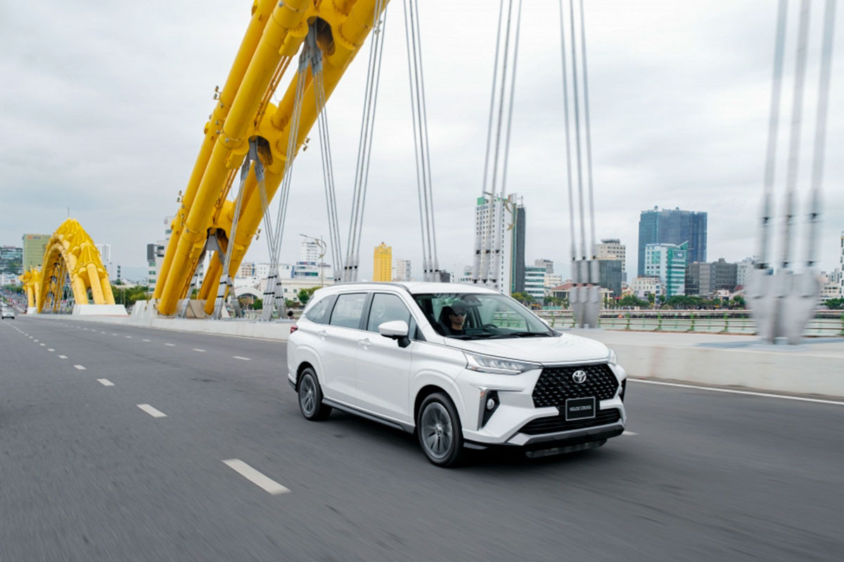 Suzuki Ertiga Hybrid và Toyota Veloz Cross