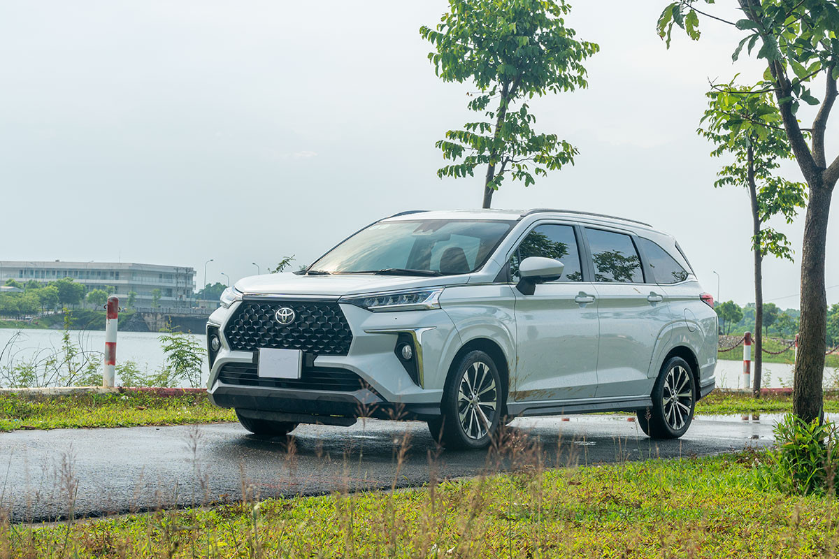 Suzuki Ertiga Hybrid và Toyota Veloz Cross