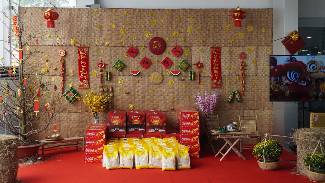 trao quà tặng cbnv