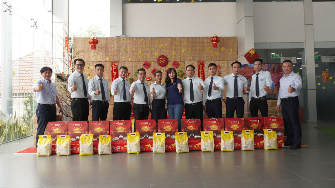 trao quà tặng cbnv