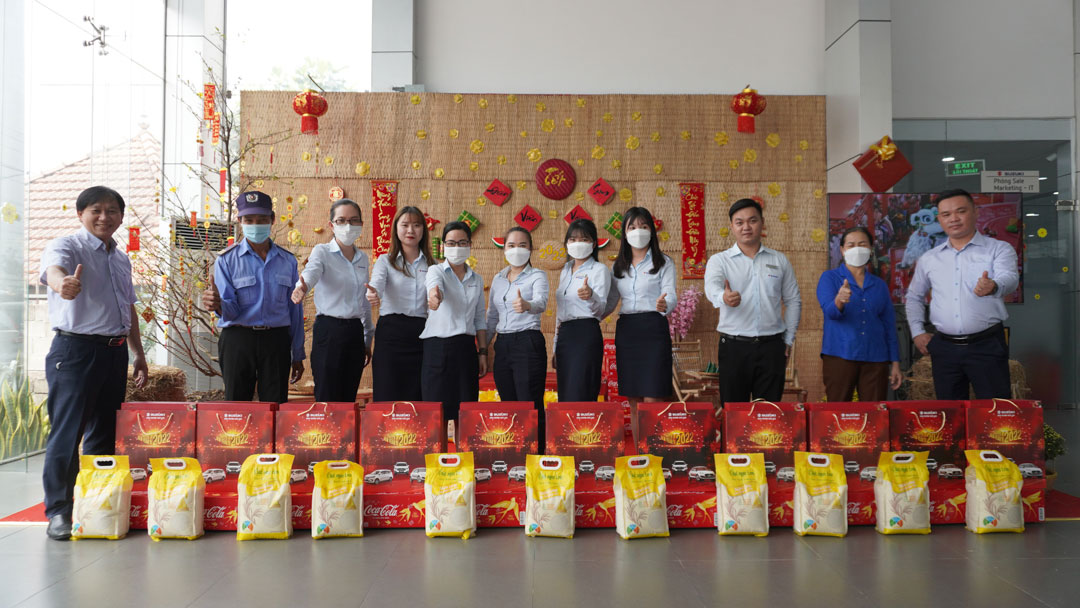 trao quà tặng cbnv