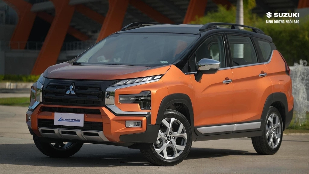 xl7-hybrid-vs-mitsubishi-xpander-cross