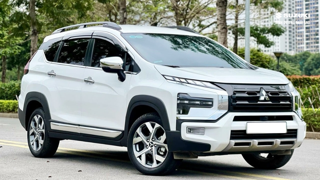 xl7-hybrid-vs-mitsubishi-xpander-cross