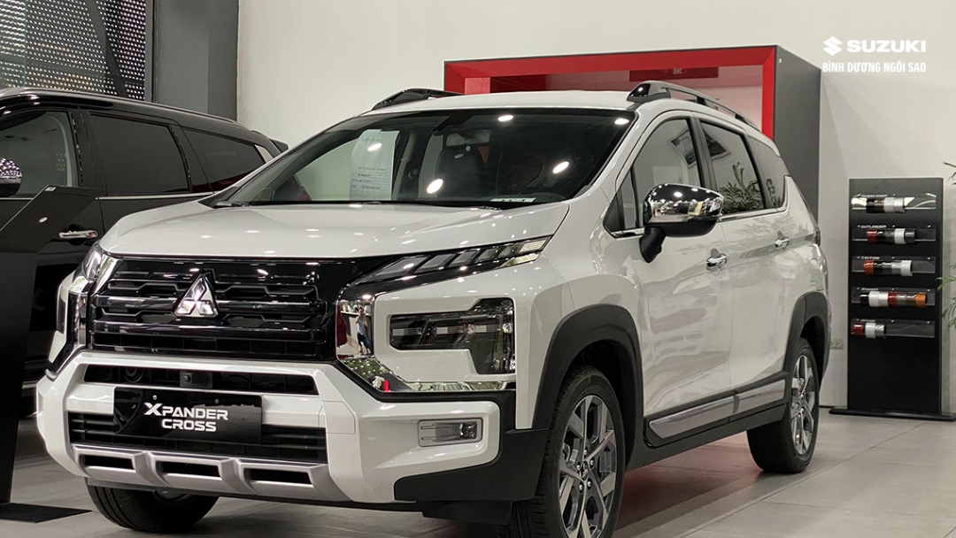 xl7-hybrid-vs-mitsubishi-xpander-cross