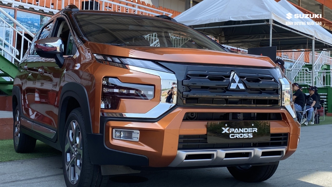 xl7-hybrid-vs-mitsubishi-xpander-cross
