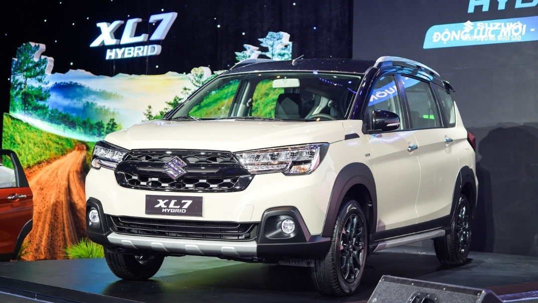 xl7-hybrid-vs-mitsubishi-xpander-cross