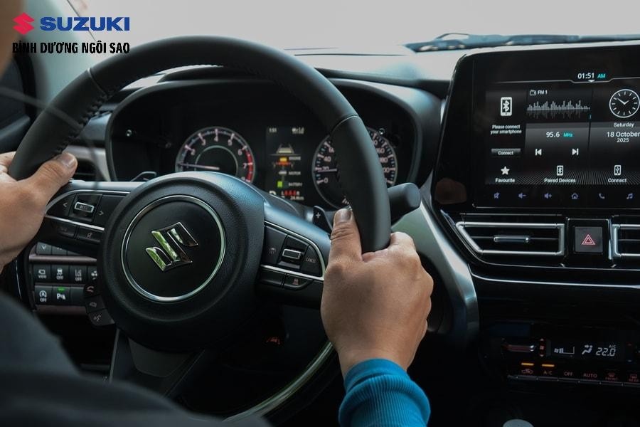 Cụm đồng hồ và màn hình hiển thị HUD